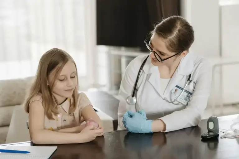 Neuróloga pediatra evaluando a un niño en consulta