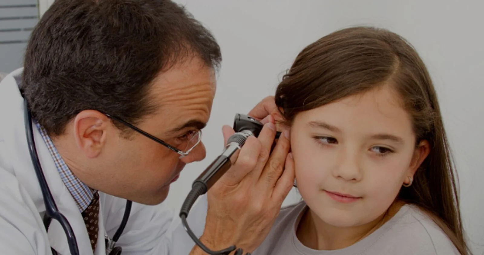 Pediatra examinando a una niña