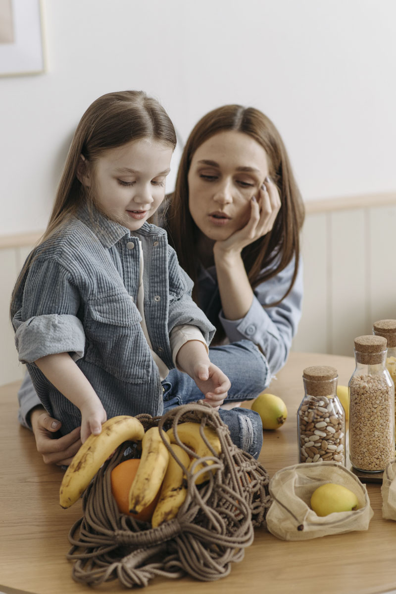 Madre conversando con su hija sobre su comportamiento
